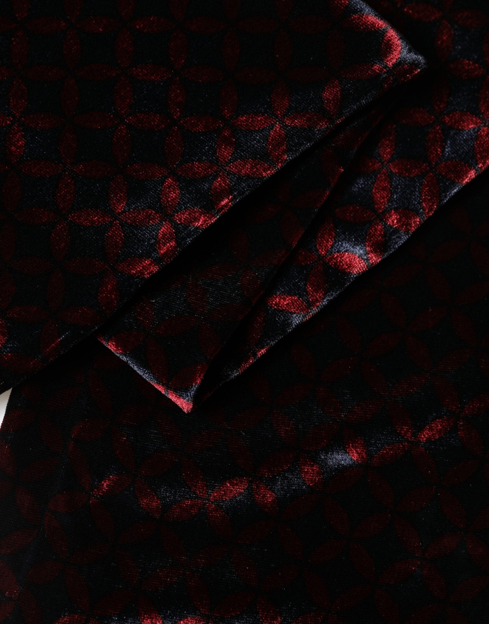 Dolce & Gabbana Black Red Rayon Geometric Pattern Fringe 140cm X 16cm Scarf