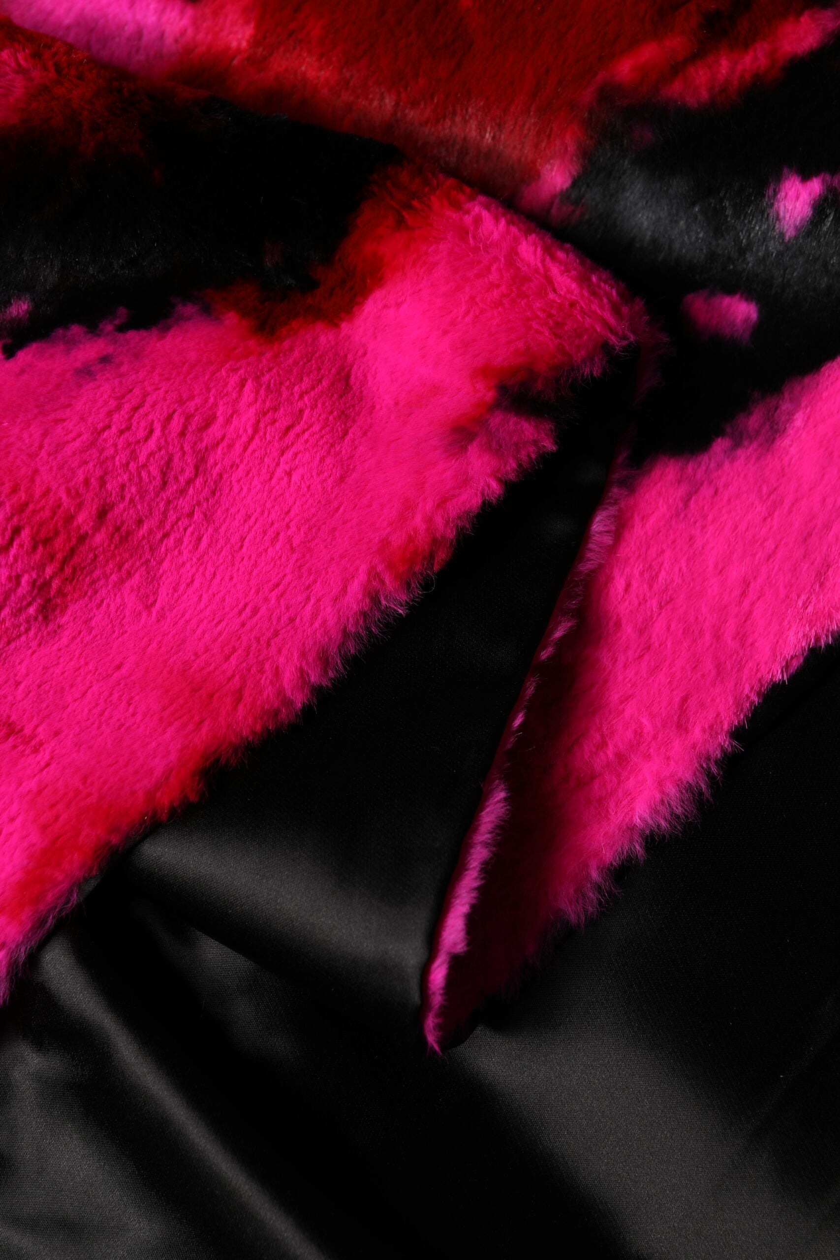 Dolce & Gabbana Rosa Schwarz Kunstpelz Halswärmer Fransen 200cm x 59cm Schal