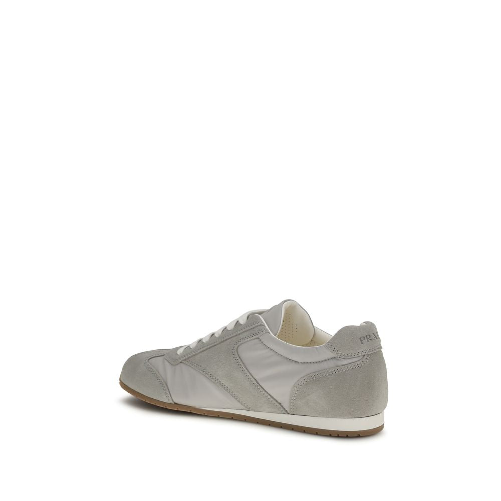 Baskets basses Prada en cuir de veau gris
