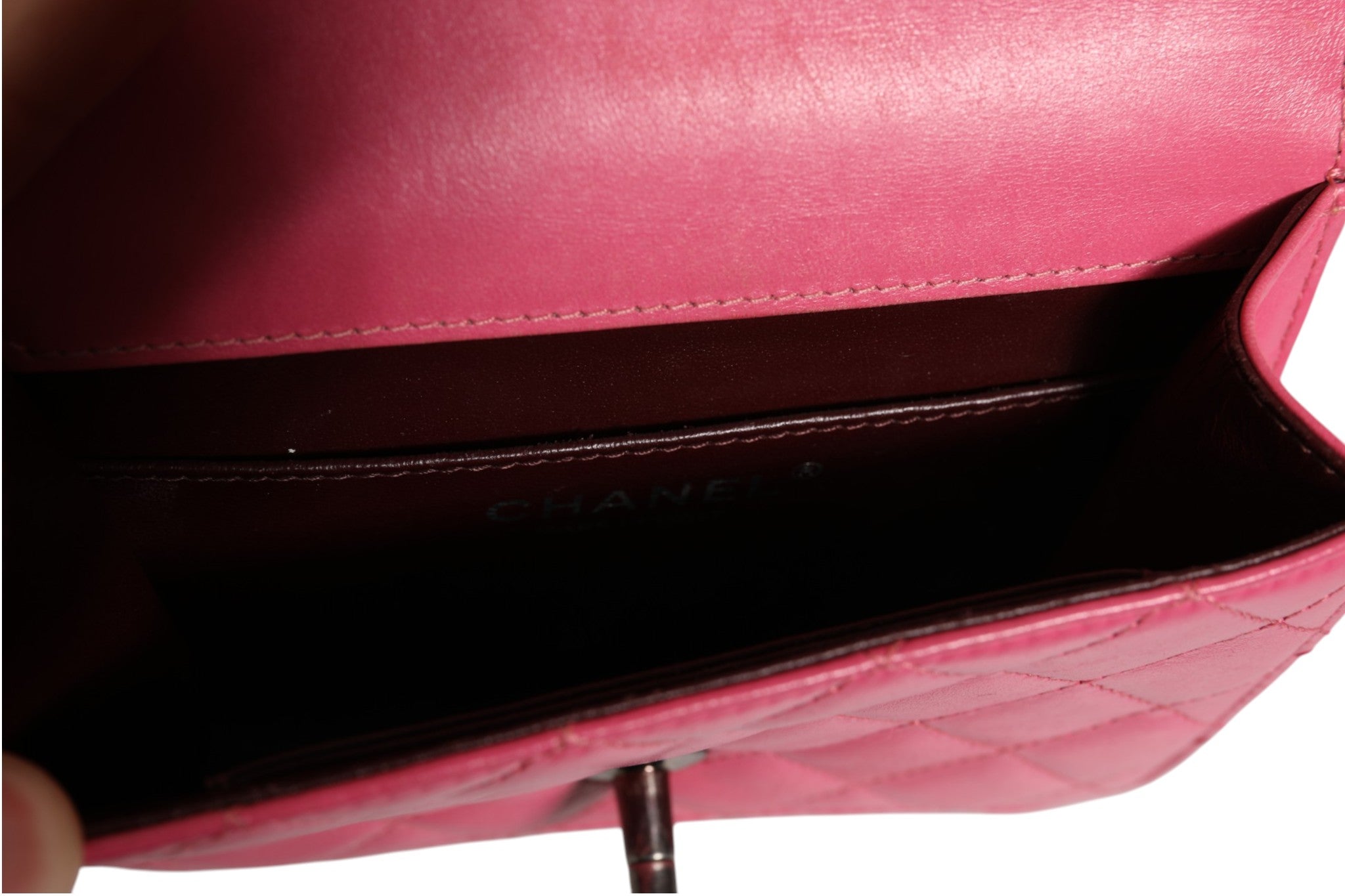 Sac à rabat classique mini carré en cuir d'agneau matelassé rose Chanel