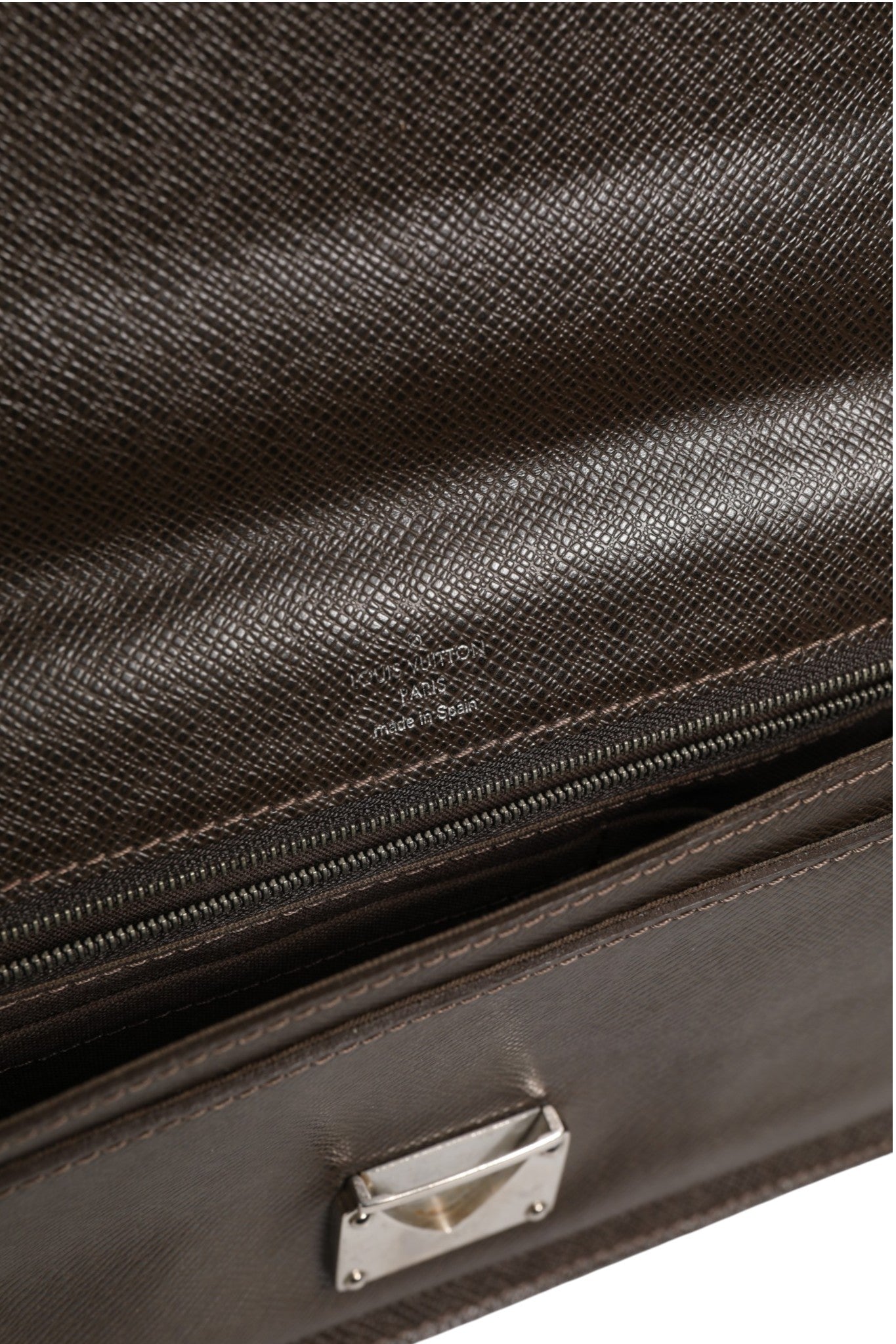 Louis Vuitton Belaia Clutch Taiga Leder