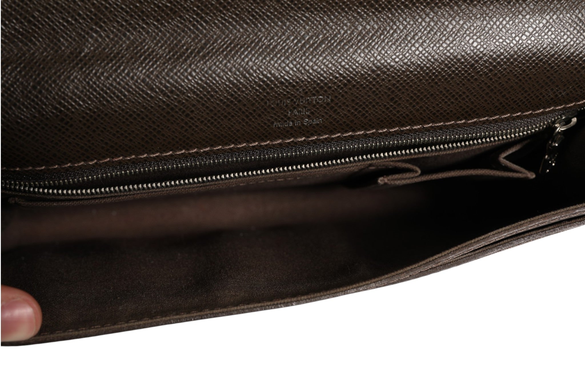 Louis Vuitton Belaia Clutch Taiga Leder