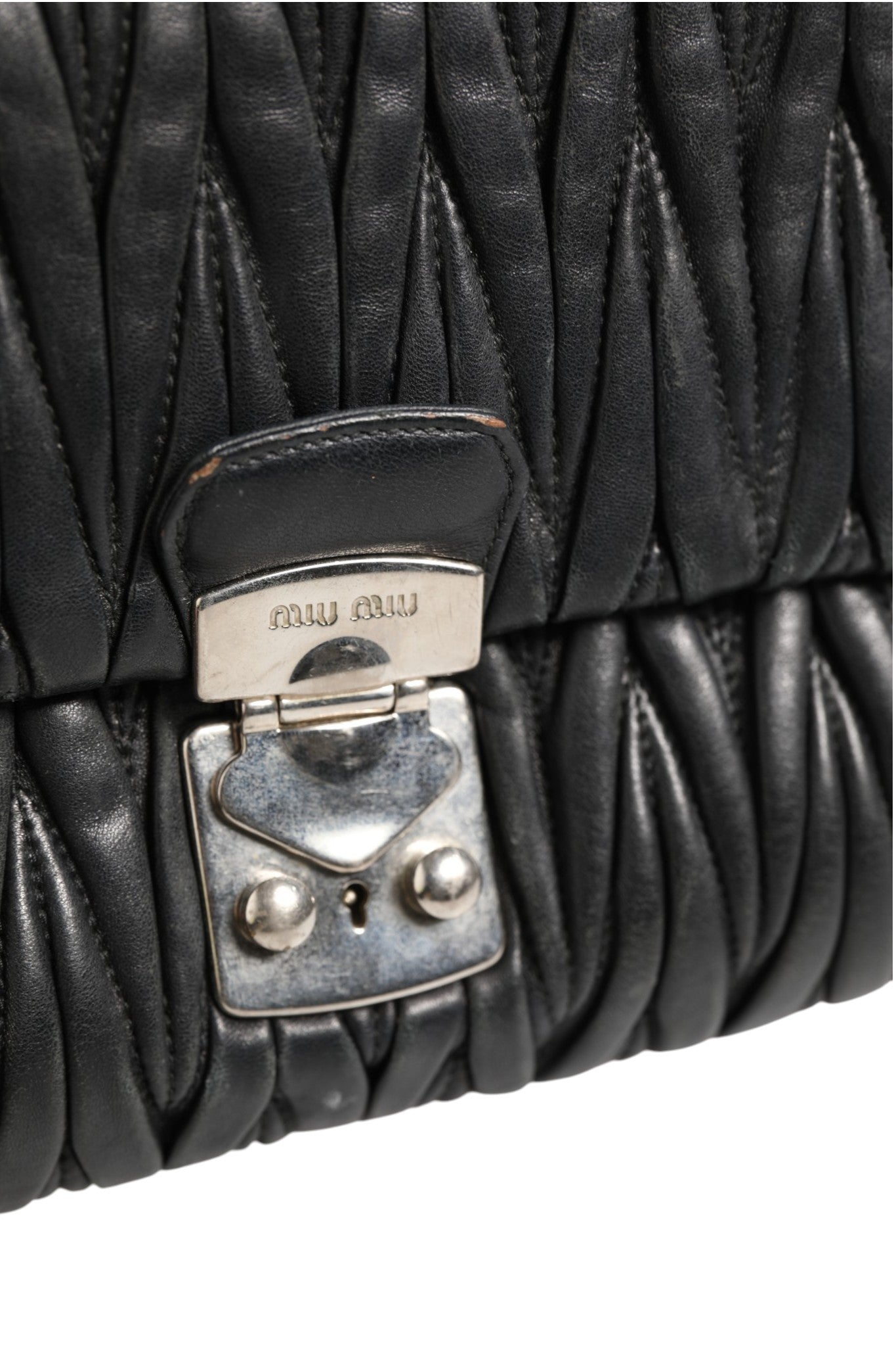 Sac à bandoulière Miu Miu Confidential en cuir matelassé avec rabat