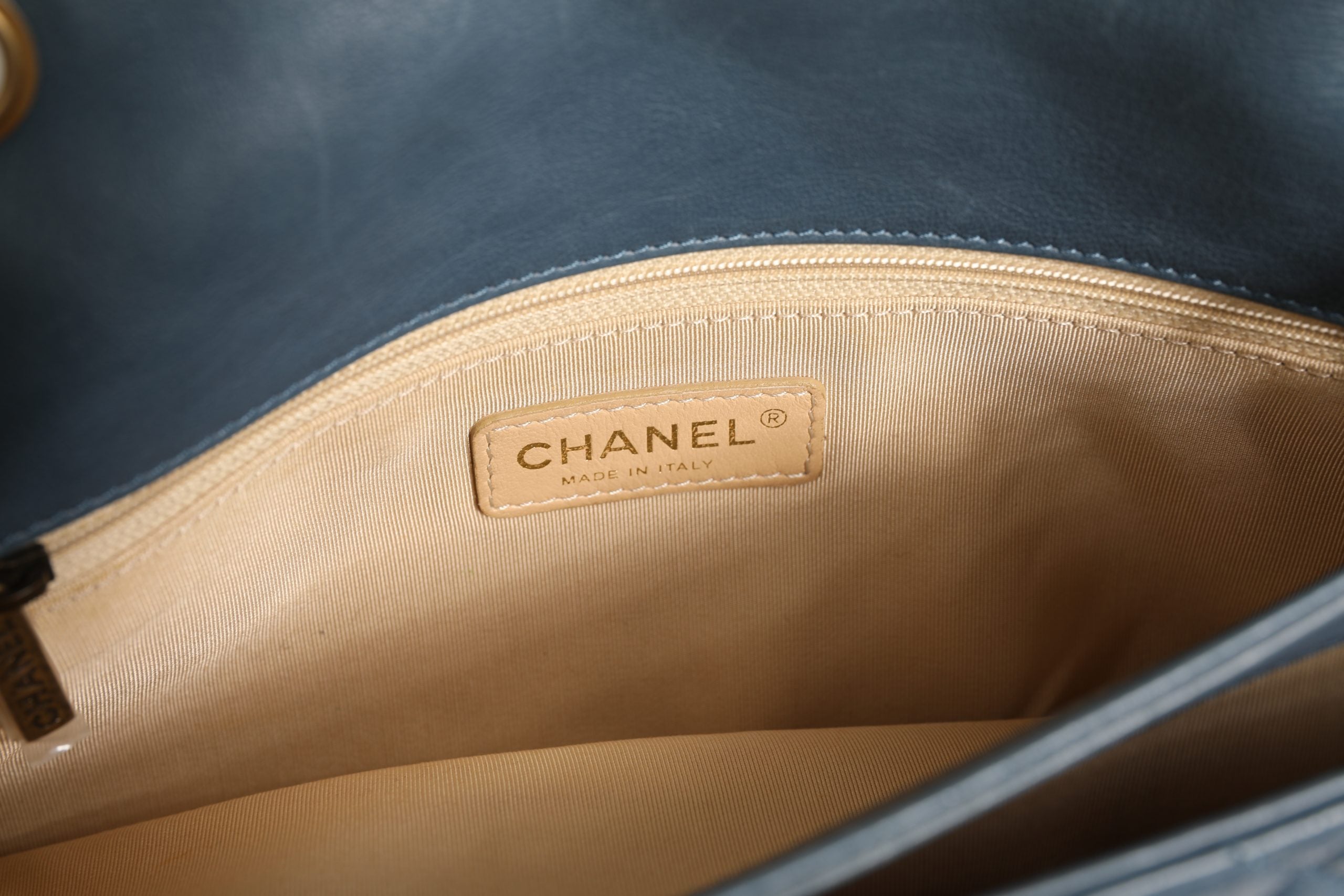 Sac à bandoulière Chanel Crown à rabat en cuir matelassé bleu