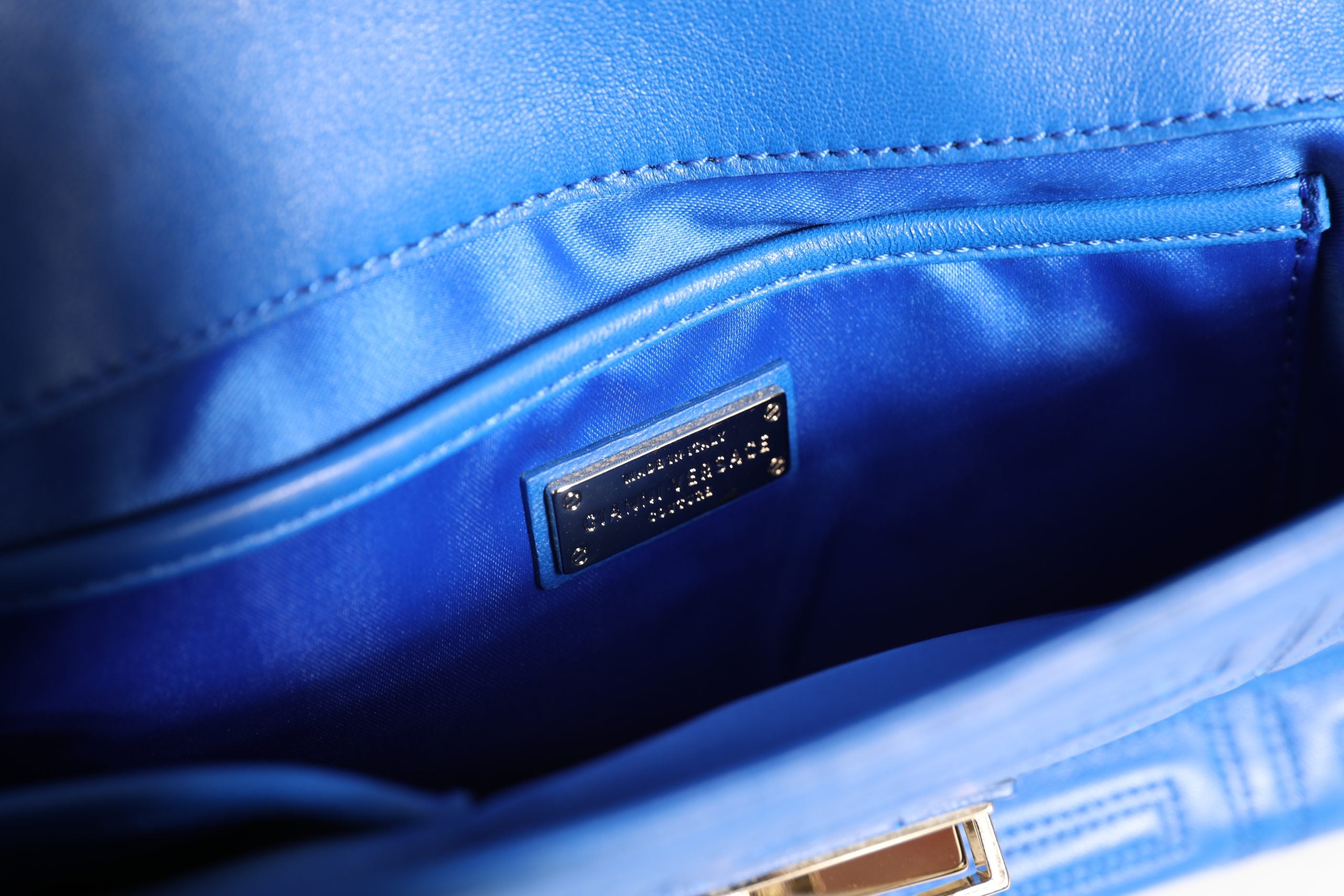 Versace Couture Gesteppte Schultertasche aus Leder