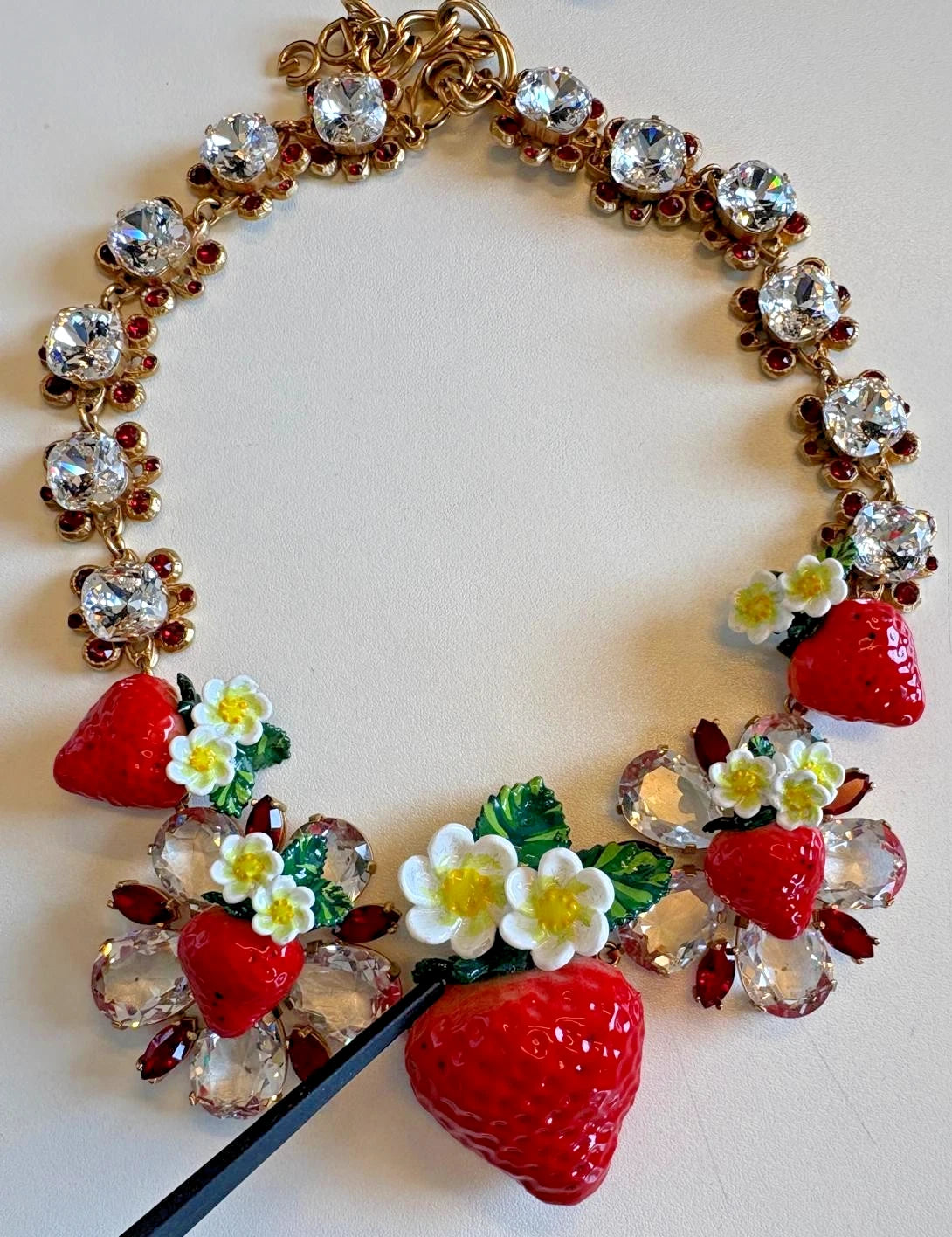 Dolce & Gabbana Goldfarbene Messing-Obst-Anhänger Blumen Kristall-Logo-Halskette