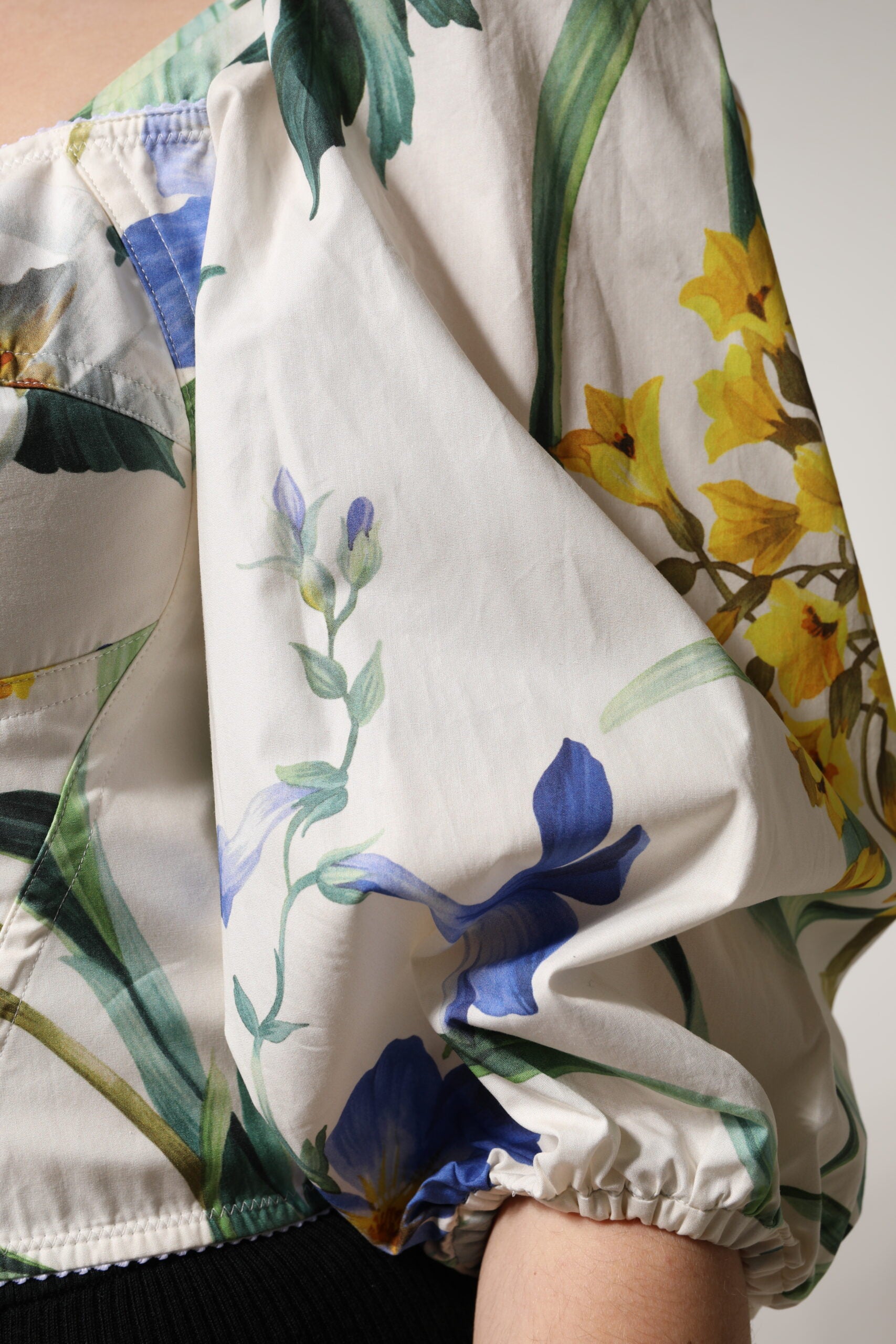 Dolce & Gabbana Weiße Bluse mit Blumenmuster, Puffärmeln und kurzem Schnitt