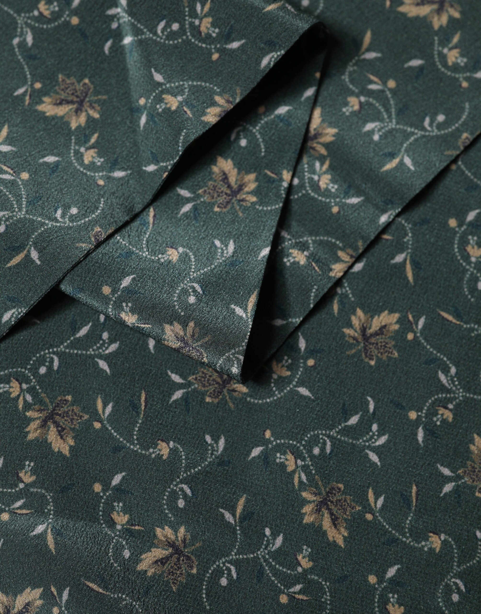 Dolce & Gabbana Green Silk Floral Pattern Fringed 135cm X 16cm  Scarf