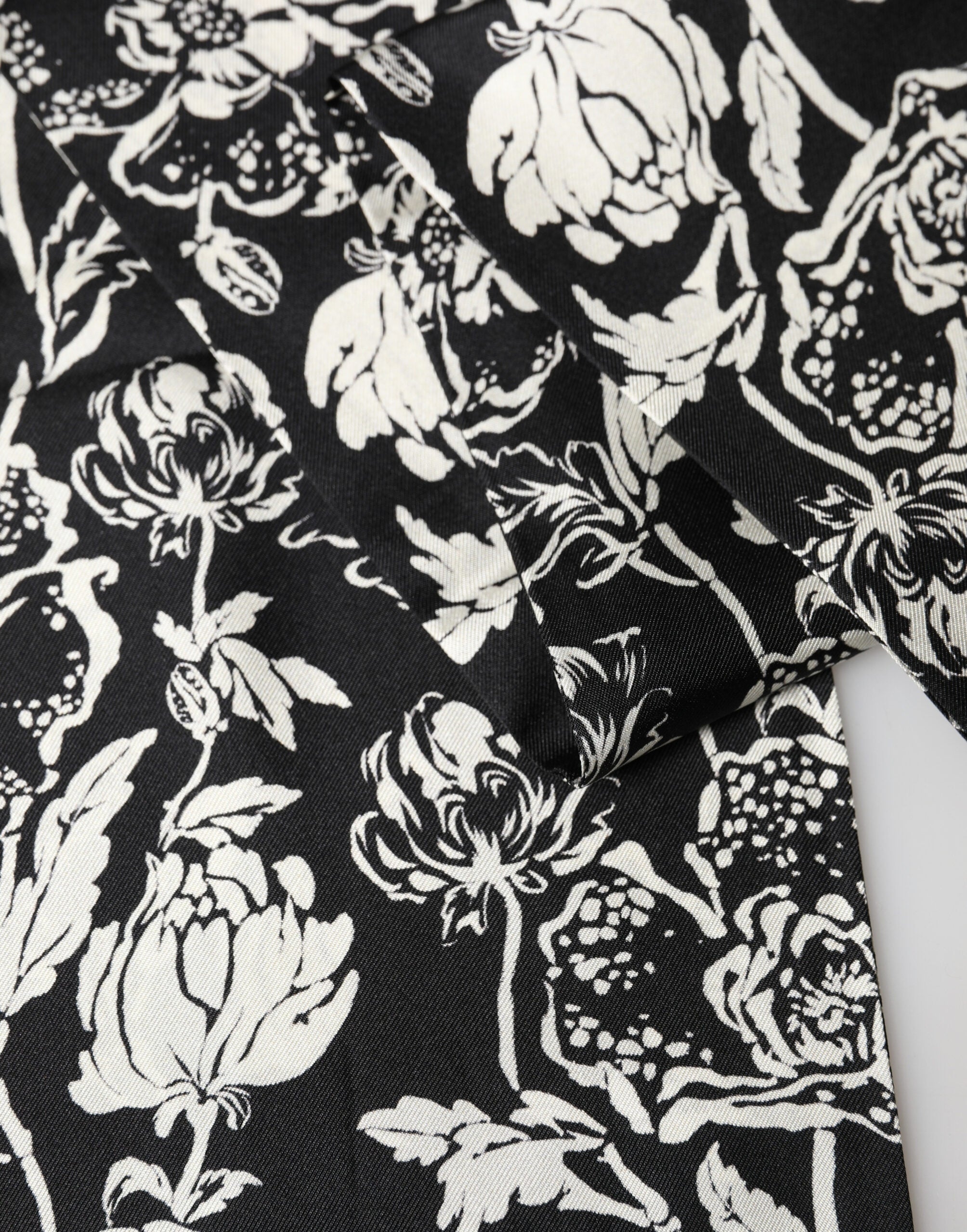 Écharpe Dolce & Gabbana en soie noire et blanche à imprimé floral, à franges, 136 cm x 15,5 cm