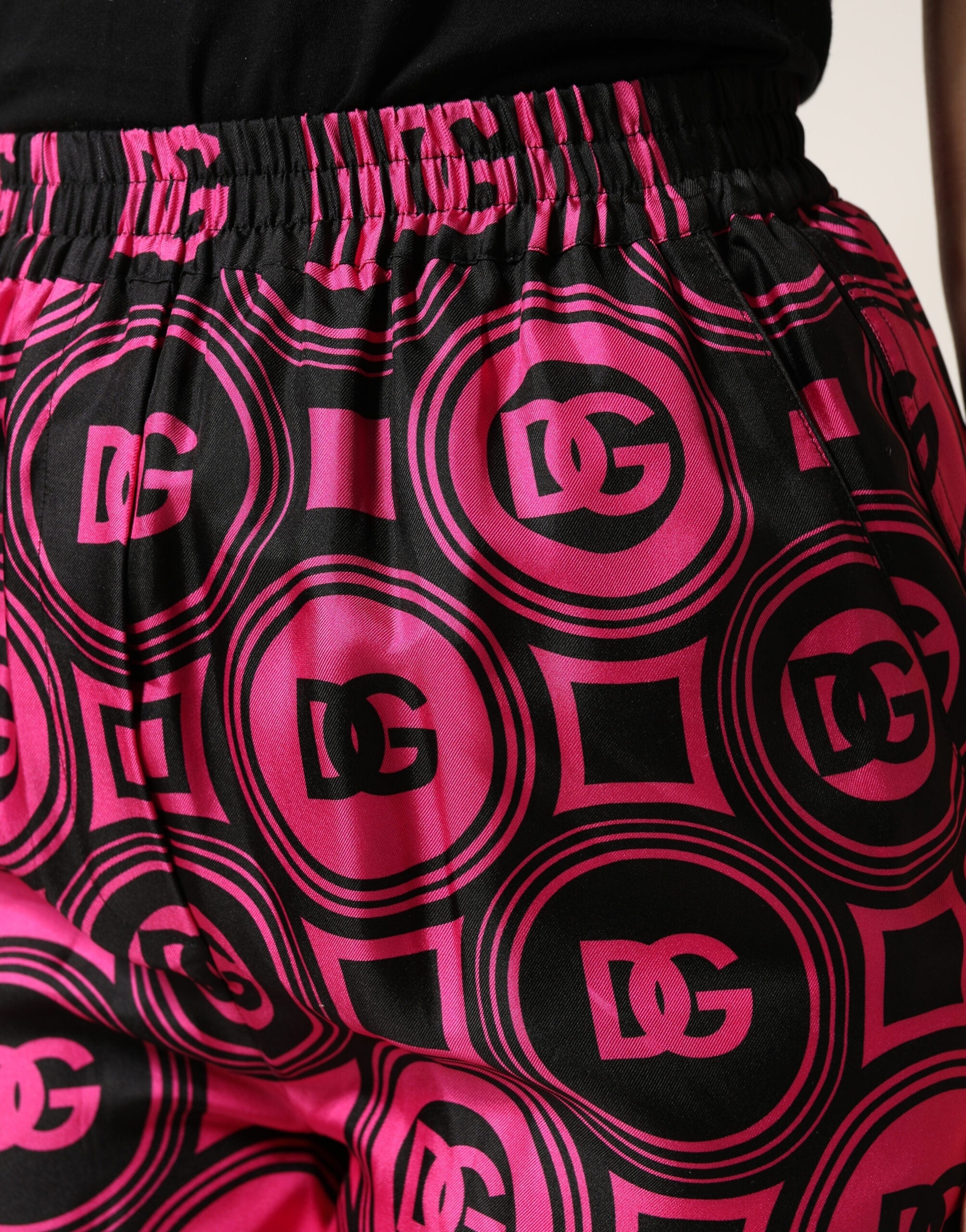 Dolce & Gabbana Schwarze Fuchsia Shorts mit Gummibund und Logo aus Seide