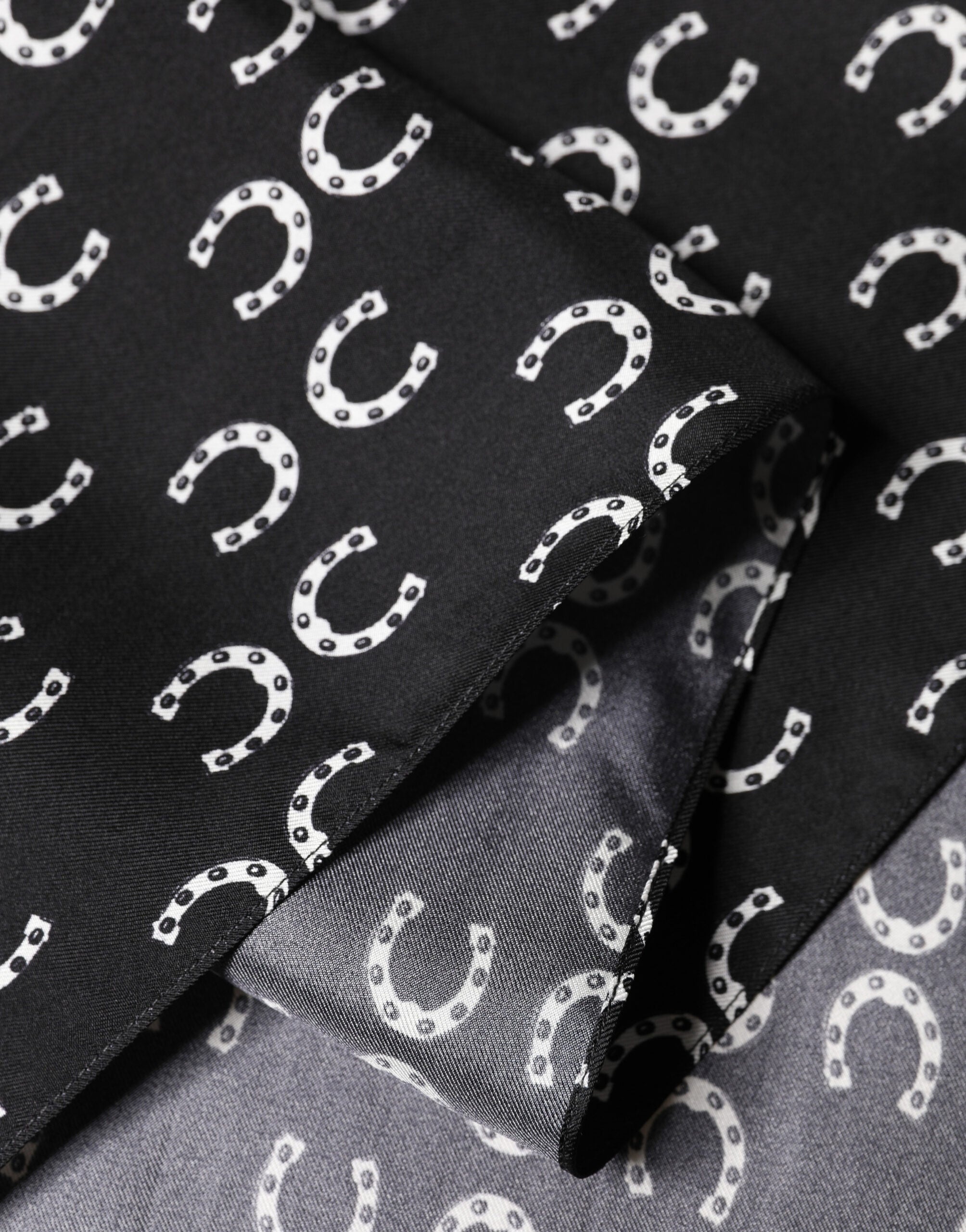 Dolce & Gabbana Schwarzer Horseshoe Seiden-Foulard 136cm x 23cm Herrenschal