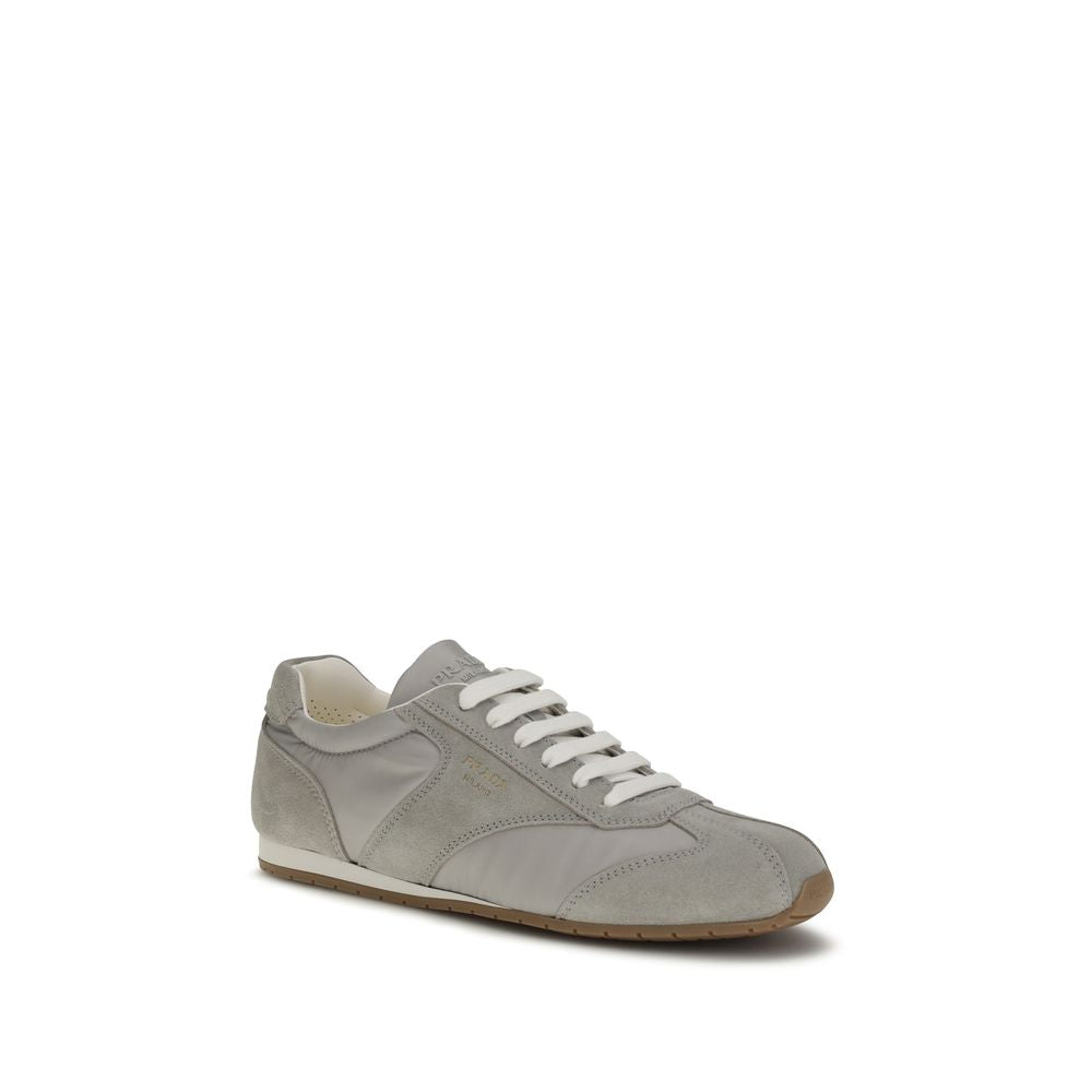 Baskets basses Prada en cuir de veau gris