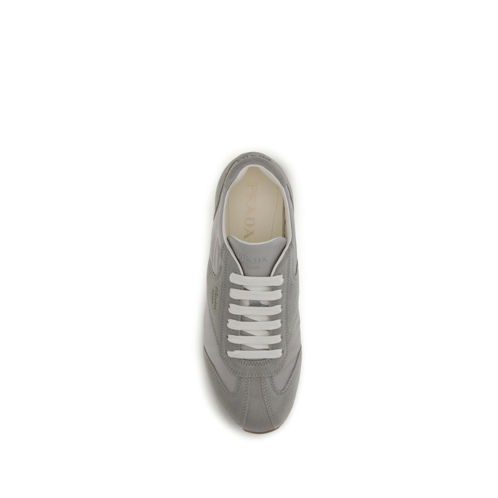 Baskets basses Prada en cuir de veau gris