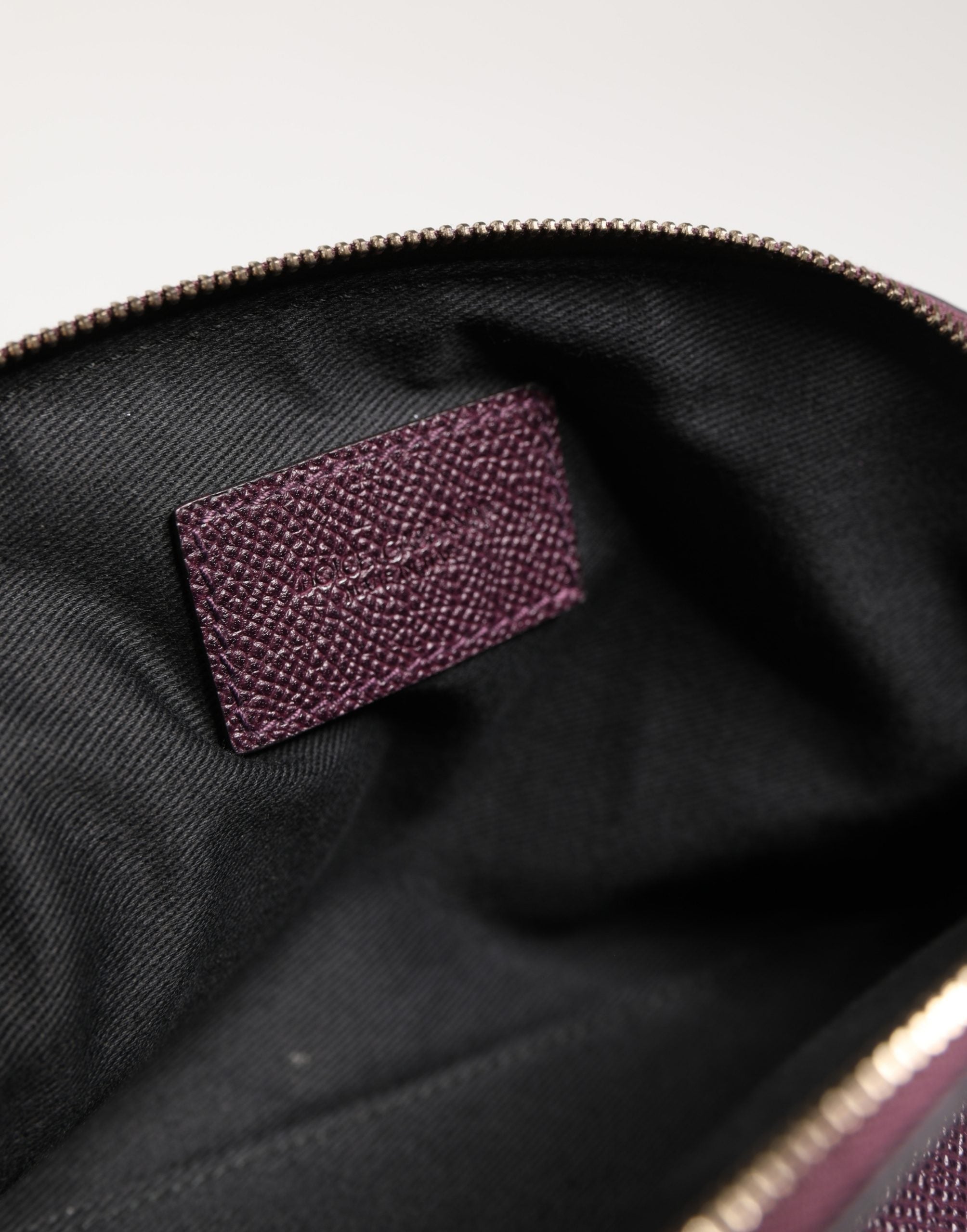 Dolce & Gabbana Dunkelviolette Leder Geldbörse mit DG-Logo und Reißverschluss