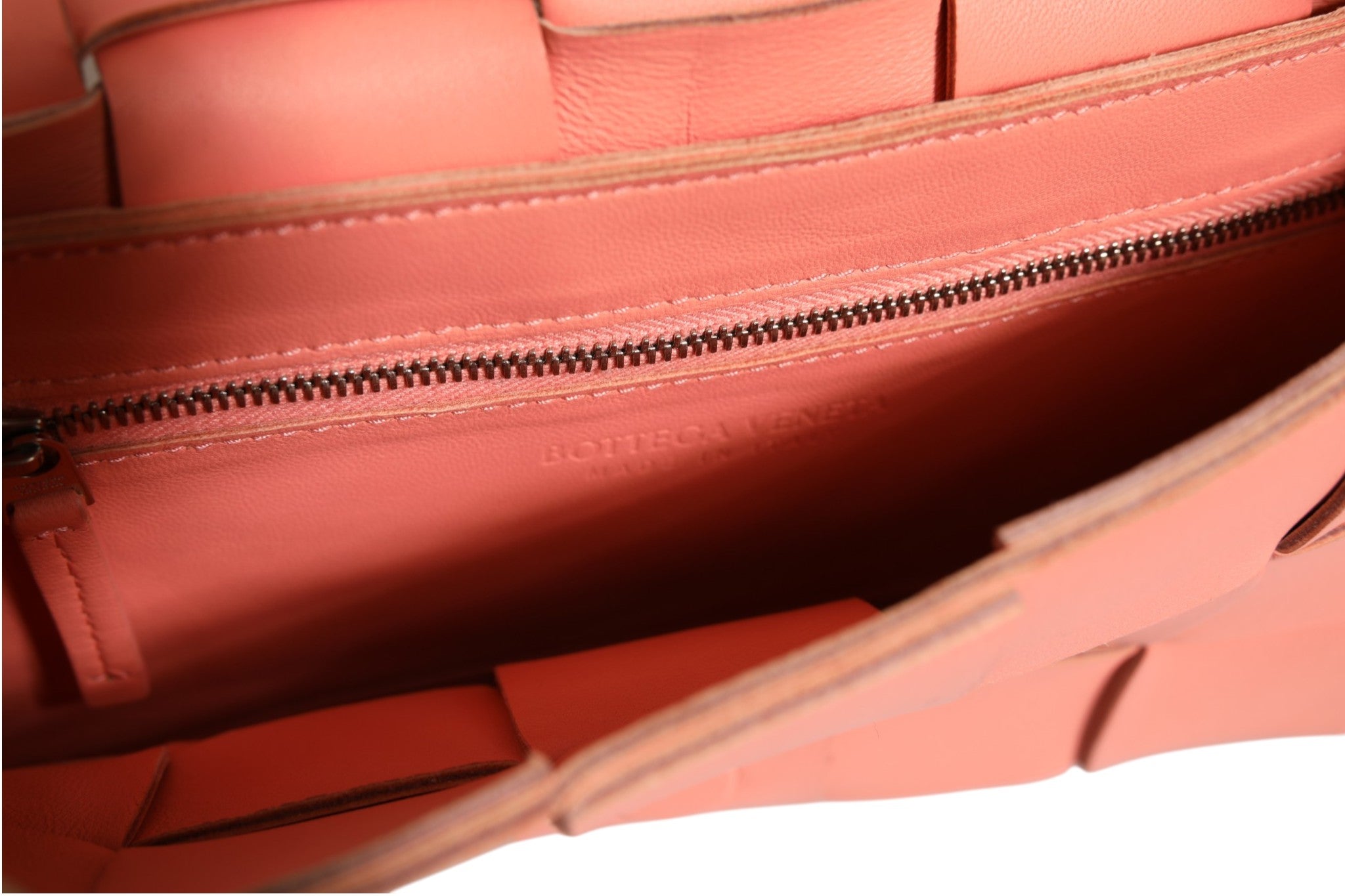 Bottega Veneta Maxi Intrecciato Cassette Umhängetasche aus Lammleder