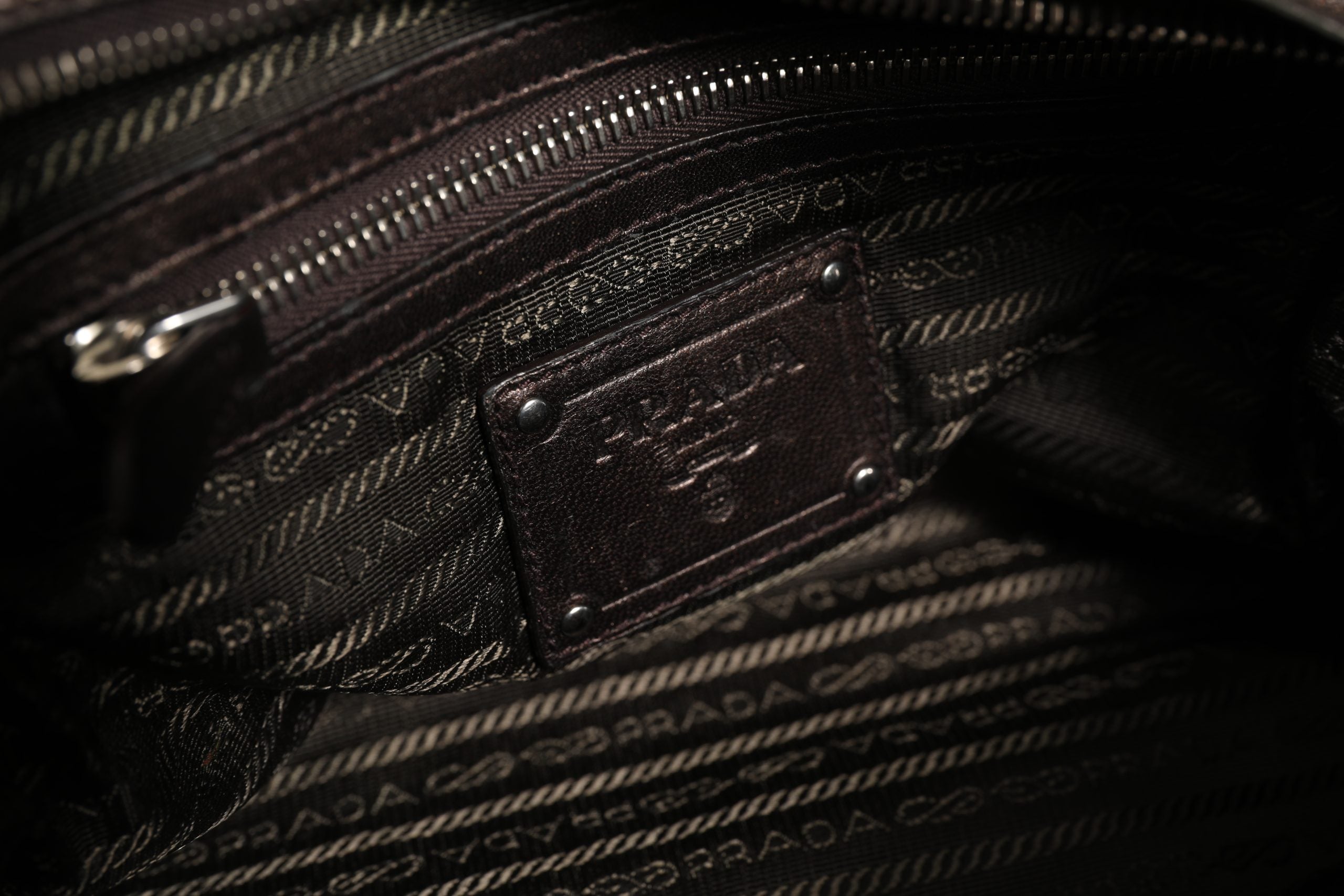 Prada Schultertasche aus Metallic-Nappaleder mit Rüschen