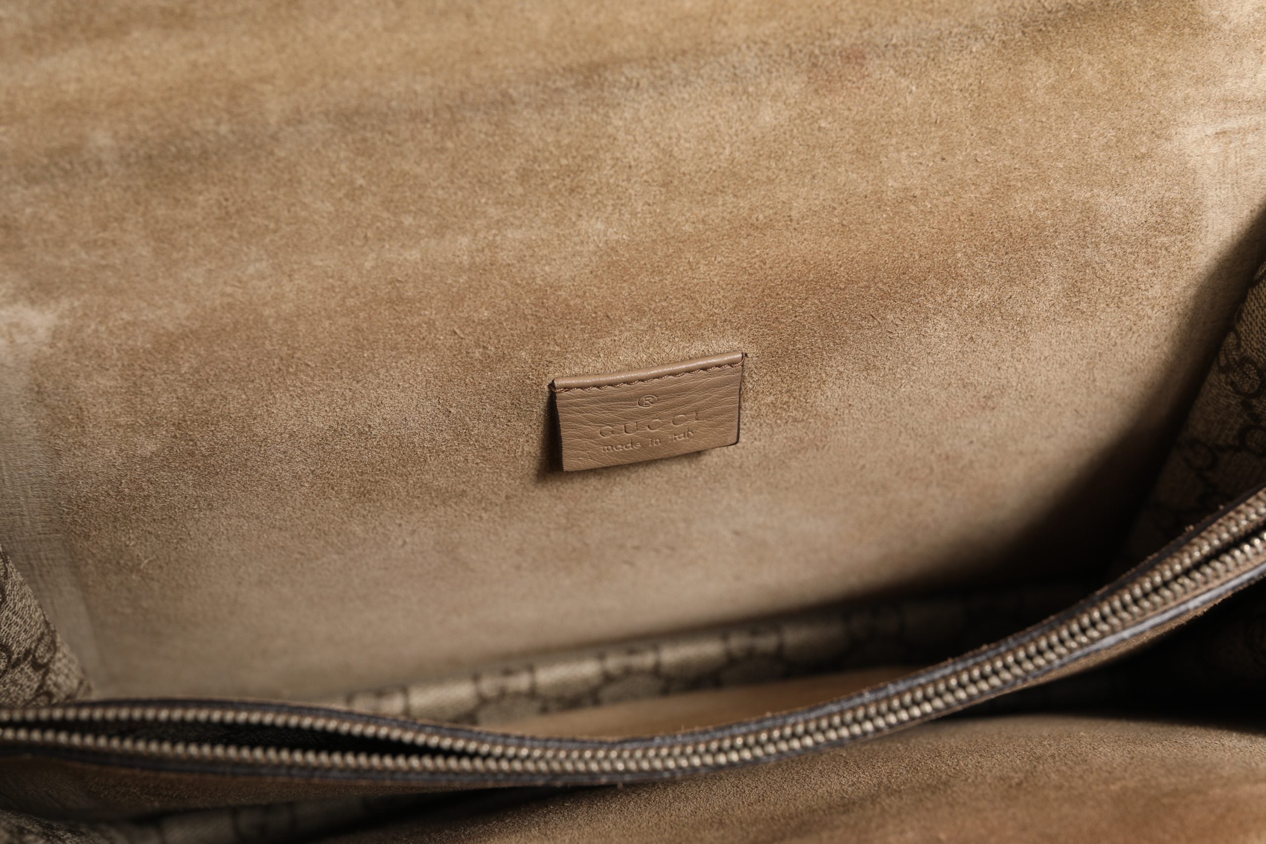 Gucci Supreme Monogram Bestickte Schultertasche mit Biene
