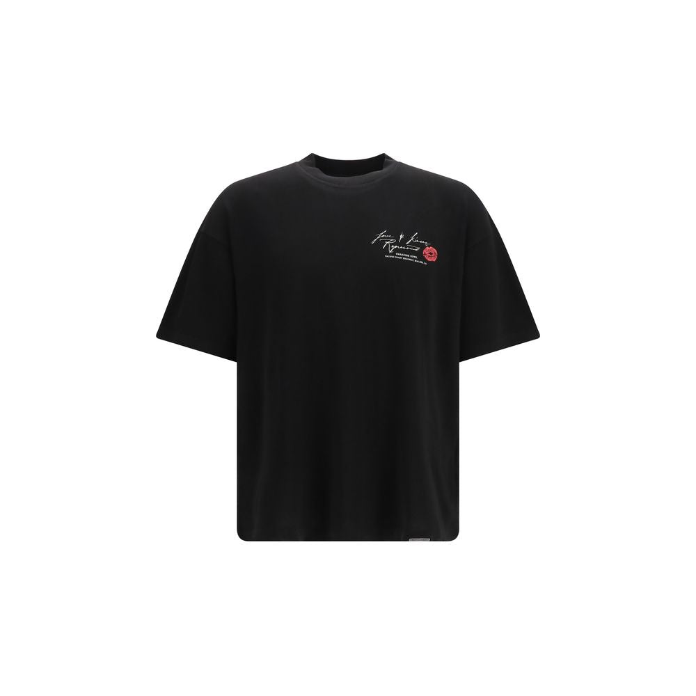 Stelle dich im schwarzen Baumwoll-T-Shirt dar