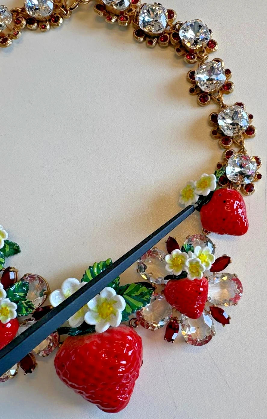 Dolce & Gabbana Goldfarbene Messing-Obst-Anhänger Blumen Kristall-Logo-Halskette