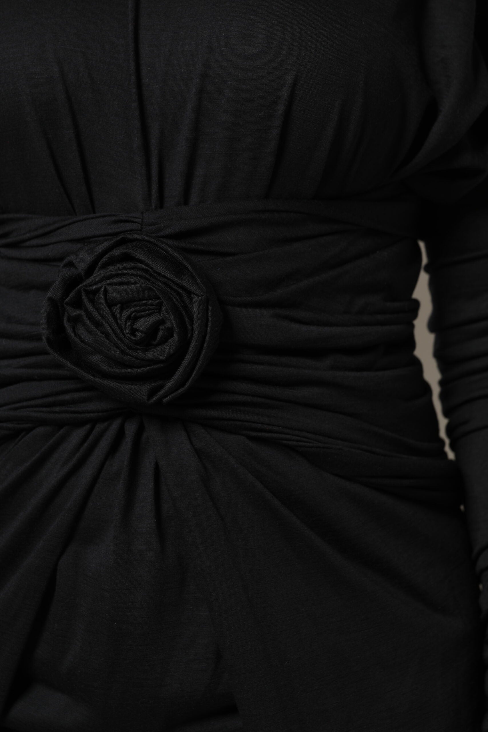 Dolce & Gabbana Schwarzes Woll-Midi-Scheidenkleid mit langen Ärmeln