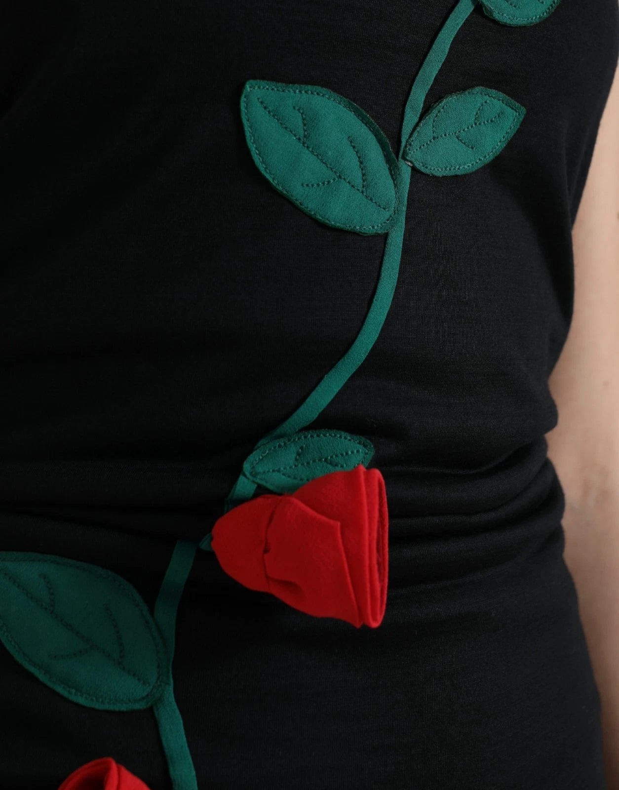 Dolce & Gabbana Schwarzes ärmelloses Wollkleid mit Rosenapplikationen